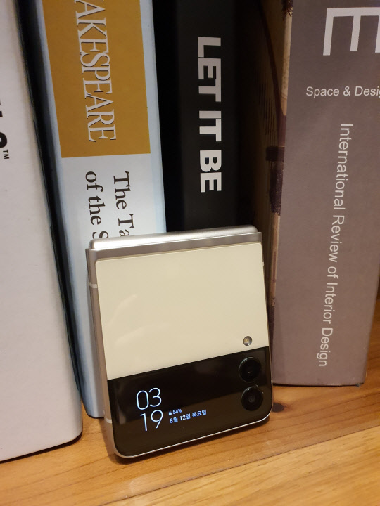 '갤럭시Z플립3'. 김나인 기자